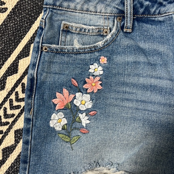 High Rise Embroidered Shorts - Picture 3 of 8